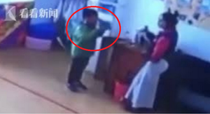 Clip: Nói chuyện trong lớp, bé mầm non bị cô giáo phạt uống 4 cốc nước sôi