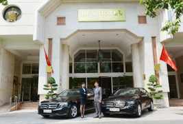 Khách sạn 5 sao Rex Hotel đón chào bộ đôi Mercedes-Benz E 250 thế hệ mới