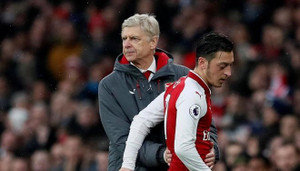 Oezil giả vờ chấn thương để dưỡng sức cho World Cup?