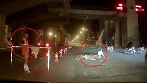 Clip: Xe máy phóng nhanh tự ngã và phản ứng gây tranh cãi của nhân viên công trình