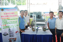 Sinh viên chế xe lăn điều khiển bằng đầu