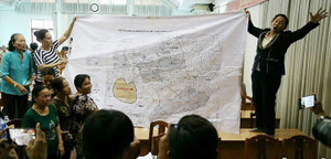 Video: Người dân đưa bản đồ chứng minh nằm ngoài khu quy hoạch Thủ Thiêm vẫn bị cưỡng chế