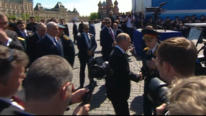 Video: Hành động của ông Putin sau lễ duyệt binh khiến nhiều người xúc động