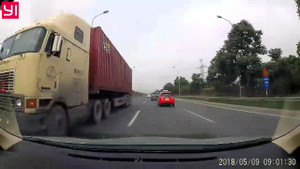 Clip: Container chạy ngược chiều kiểu 'giết người' trên Đại lộ Thăng Long