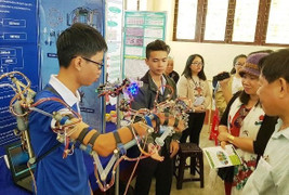 Hai học sinh Cần Thơ chế tạo thành công robot mô phỏng hóa hành động