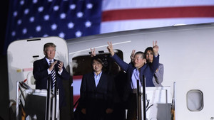 Video: Tổng thống Trump vui mừng lên tận máy bay đón các công dân được Triều Tiên trả tự do