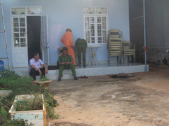 Rò điện từ nhà hàng xóm, cháu trai bị giật chết