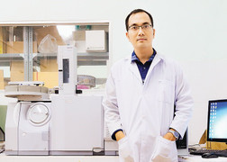 TS.Trương Vũ Thanh nghiên cứu tạo ra hệ xúc tác hoạt tính vượt trội