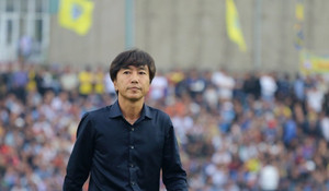 CLB TP.HCM bác tin đồn sa thải HLV Miura