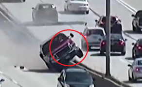 Clip: Ô tô bán tải lao lên dải phân cách cao tốc, húc đổ 2 cột đèn