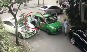 Xôn xao clip Mercedes đỗ chắn lối đi còn 'hổ báo' cầm gạch hành hung tài xế taxi