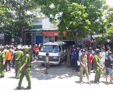 Chủ tiệm Spa đeo tai phone chết trong nhà bếp