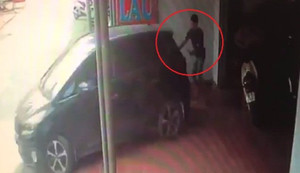 Clip: Nữ tài xế lùi ô tô bất cẩn, lao lên hiên nhà tông người chỉ đường