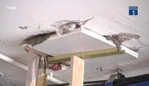 Run sợ sống trong chung cư cao cấp ở TP.HCM: Tường toàn cát, tủ bếp chỉ để trang trí