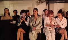 Vừa nói không quen, Khánh My 'đụng độ', ngồi gần Nhã Phương trong show thời trang