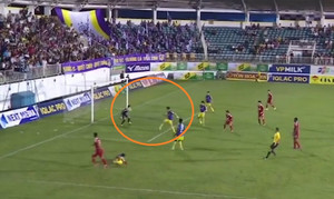 Video: Sao U23 Việt Nam phản lưới, dâng bàn thắng cho HAGL