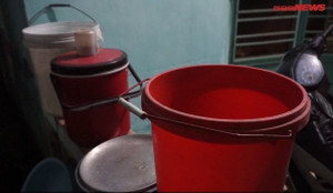 Clip: Dân Đà Nẵng khốn khổ thức trắng đêm hứng nước sinh hoạt