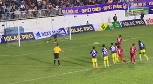 Video: Đồng đội U23 tặng phạt đền, Công Phượng cứu HAGL