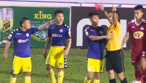 Video: Thành Lương nhận thẻ đỏ, HLV Hà Nội nổi nóng với trọng tài