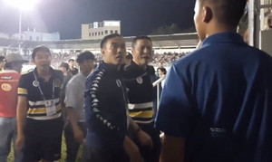 Bị 'người lạ' chặn đường, ban huấn luyện CLB Hà Nội nổi nóng, suýt ẩu đả