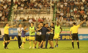 Thành Lương: 'Tôi ngã muốn gãy cổ, sao lại thổi phạt tôi?'