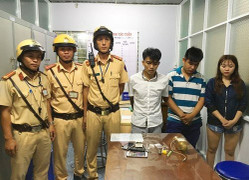 Kiểm tra hành chính, CSGT phát hiện nhóm thanh niên tàng trữ ma túy