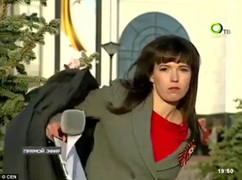 Video: Nữ phóng viên Nga cuống cuồng cởi áo trên sóng truyền hình trực tiếp