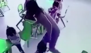 Cô giáo mầm non 'chơi khăm' trẻ gây phẫn nộ