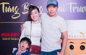 Thái Hòa diện trang phục giản dị cùng vợ con đến chúc mừng bạn thân