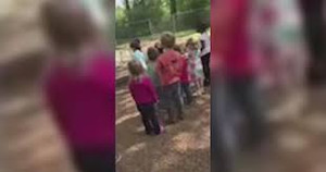 Video: Phẫn nộ giáo viên ra lệnh học sinh ném đá vào bạn học 4 tuổi để trừng phạt