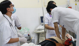 Lật xe khách chở cán bộ hưu trí Công an Yên Bái: Nạn nhân kể lại phút kinh hoàng