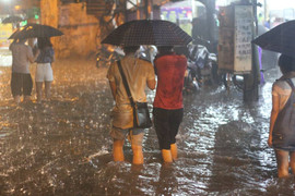 Video: Hà Nội đón cơn mưa lớn nhất từ đầu năm, phố cũng như sông
