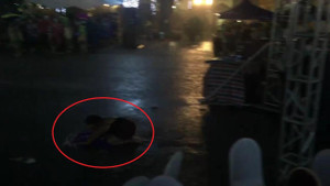 Clip: Nữ khách Tây thích thú tắm mưa, 'lướt sóng' trên phố Hà Nội