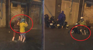 Clip: Dân Thủ đô bì bõm lội nước, dắt xe máy đi bộ qua đường ngập