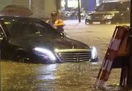 Ảnh: Hà Nội đón mưa lớn đầu mùa, ô tô sang chìm trong biển nước