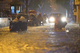 Video: Đường Hà Nội thành biển nước, xe chết máy hàng loạt, giao thông tê liệt sau mưa