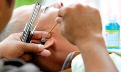 Sơ ý khi ngoáy tai, cục bông bị kẹt bên trong suốt 2 năm