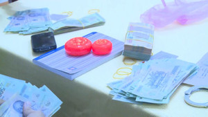 Lơ là không cảnh giác, bị cháu vợ trộm 100 lượng vàng