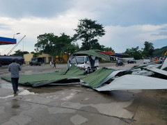 Lốc xoáy tốc mái tôn, bay xa 20m, trùm kín xe tải đang chạy