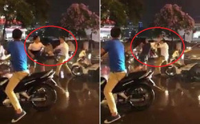 Clip: Va chạm giao thông, 2 người đàn ông lao vào 'cận chiến' giữa trời mưa
