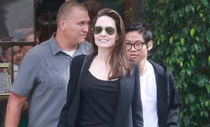 Pax Thiên cao lớn gần bằng Angelina Jolie, lộ mụn tuổi dậy thì khi đi ăn cùng mẹ