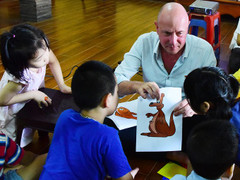 Video: Ông Tây dạy tiếng anh miễn phí trong chùa ở Hà Nội