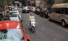 Đậu ô tô dưới lòng đường ở TP.HCM bị thu phí lên đến 170.000 đồng/xe