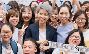 Vũ Cát Tường cá tính, ‘lọt thỏm’ giữa vòng vây sinh viên