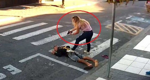 Clip: Cướp cầm súng xông vào trường học, bị nữ phụ huynh rút súng bắn chết