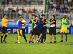 Xúc phạm trọng tài, khiêu khích khán giả, CLB Hà Nội nhận 5 án phạt