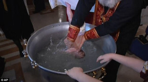 Nhúng em bé thật mạnh xuống nước: Rùng mình xem cảnh rửa tội bạo lực cho trẻ sơ sinh