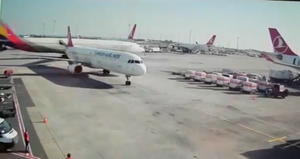 Video: Va quệt trên đường băng khiến máy bay chở khách vỡ nát đuôi