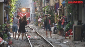 Video: Khách Tây liều mạng đổ xô ra sát đường ray chụp ảnh tàu chạy ở Hà Nội