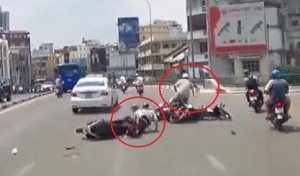 Clip: Phóng nhanh phanh gấp tránh taxi, xe máy gây tai nạn liên hoàn